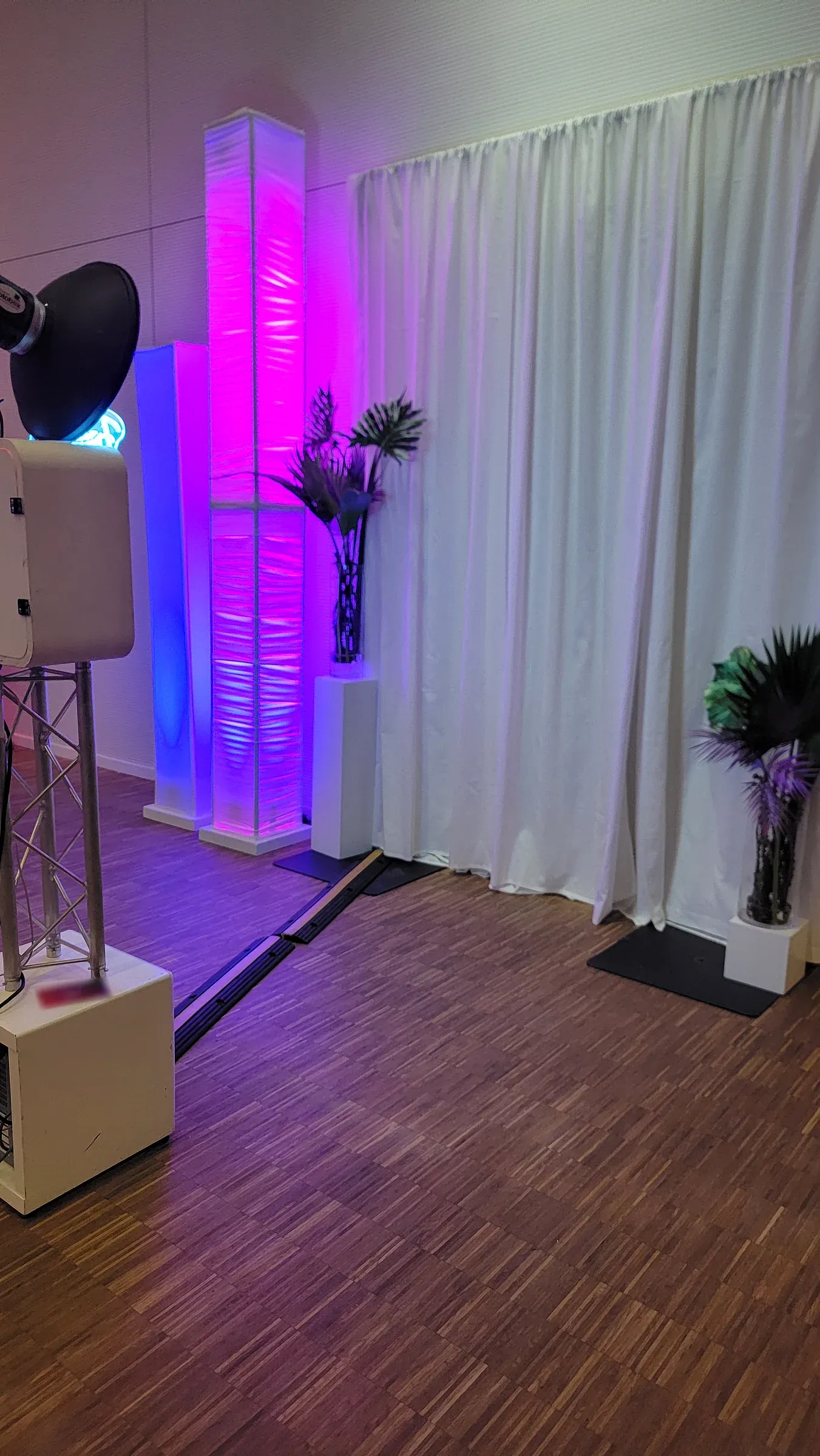 Eventlocation mit Lichtsäulen und weißem Vorhang als Fotohintergrund – Fotobox mieten Bielefeld für Events