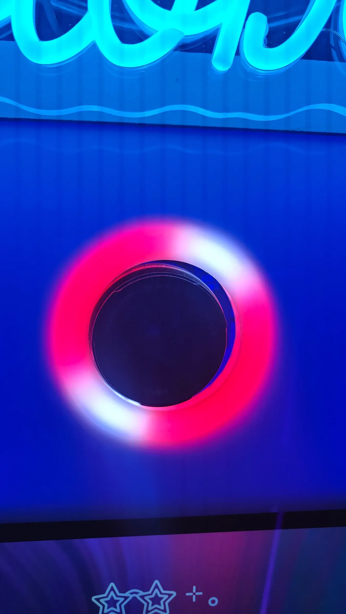 Kamera der Fotobox mit leuchtendem Ringlicht und Neon-Schriftzug – Fotobox mieten Bielefeld in Profi-Qualität