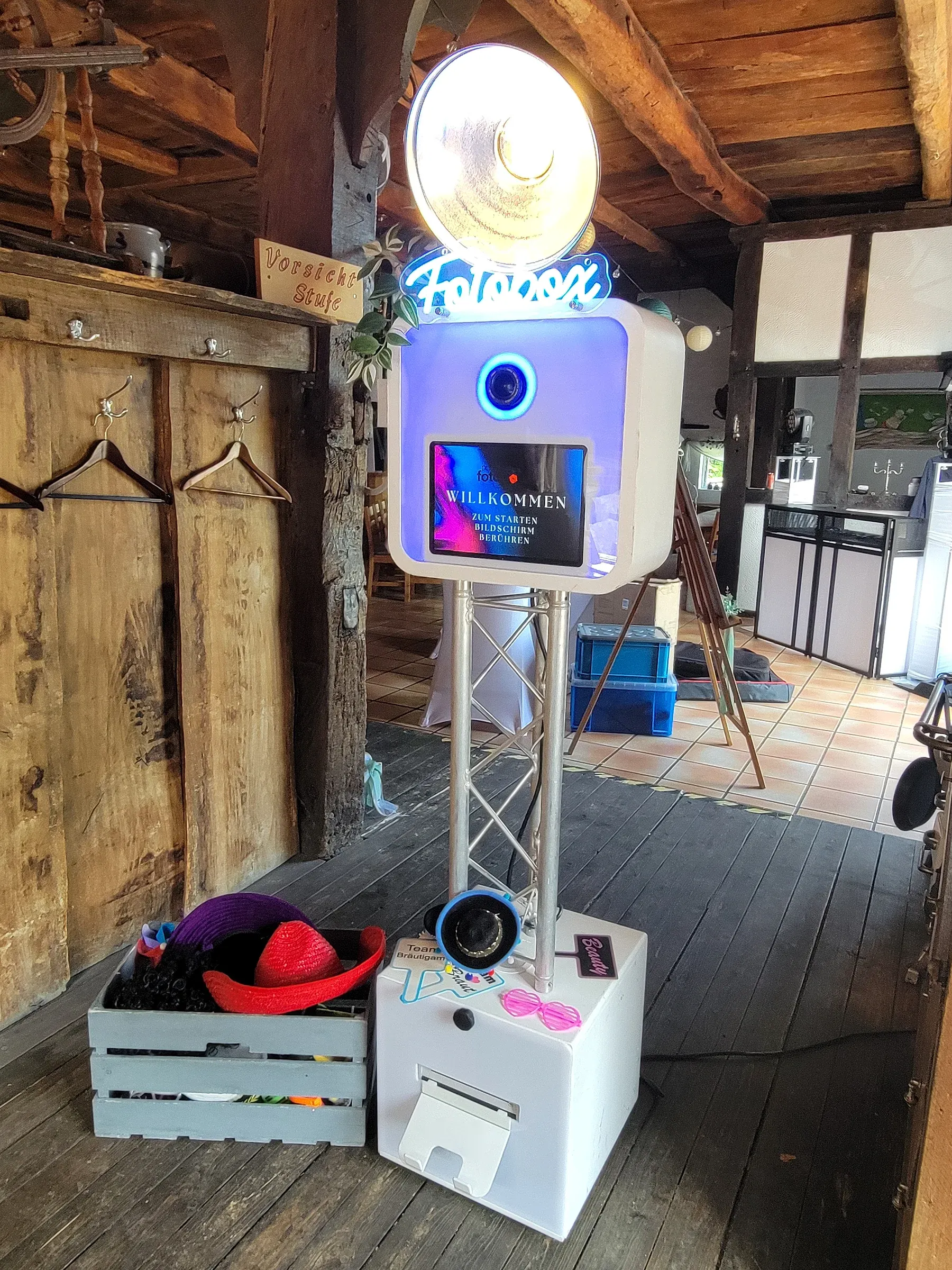Fotobox mieten Bielefeld – Fotobox mit Sofortdrucker und Requisitenkiste in einer rustikalen Scheunen-Location