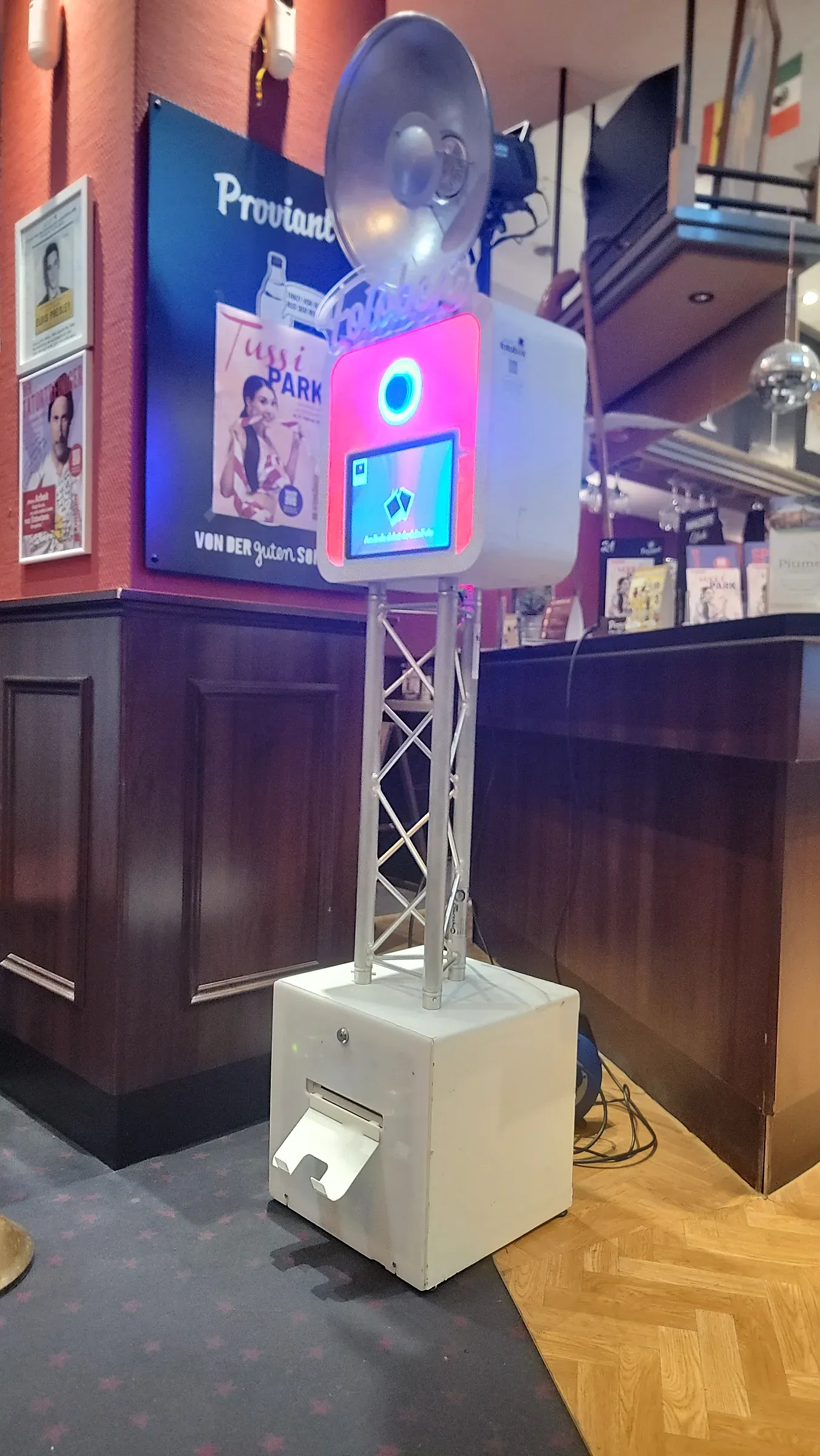 Fotobox mieten Bielefeld mit Sofortdruck – Fotobox mit Fotodrucker und Ausgabeschacht in einem Restaurant