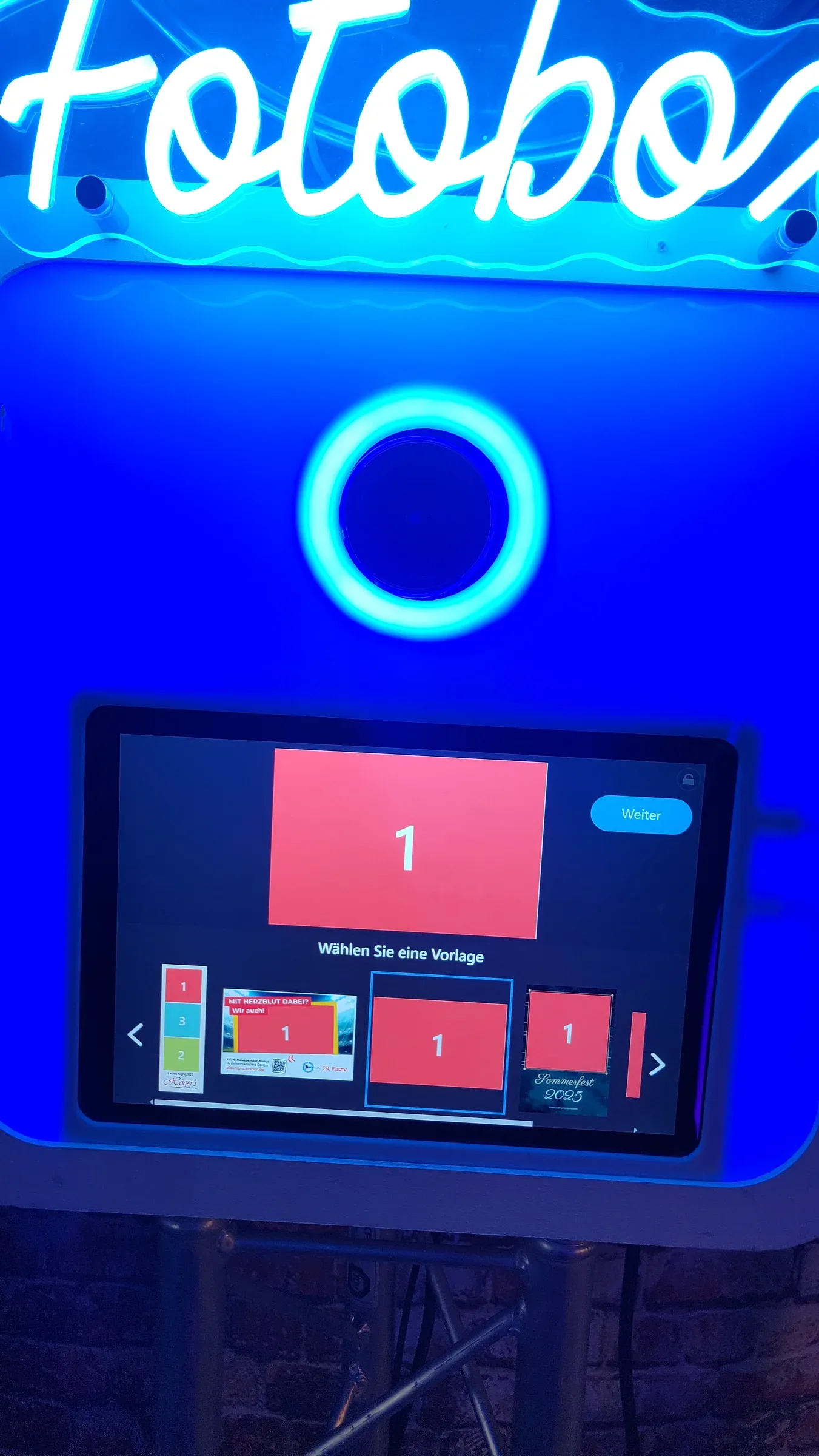 Touchscreen der Fotobox mit Layout-Auswahl – Fotobox mieten Bielefeld mit individuellem Drucklayout