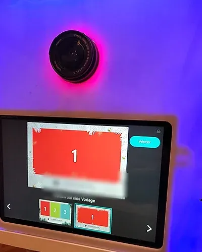 Fotobox mieten Bielefeld für die Weihnachtsfeier: Touchscreen mit weihnachtlichem Firmen-Drucklayout