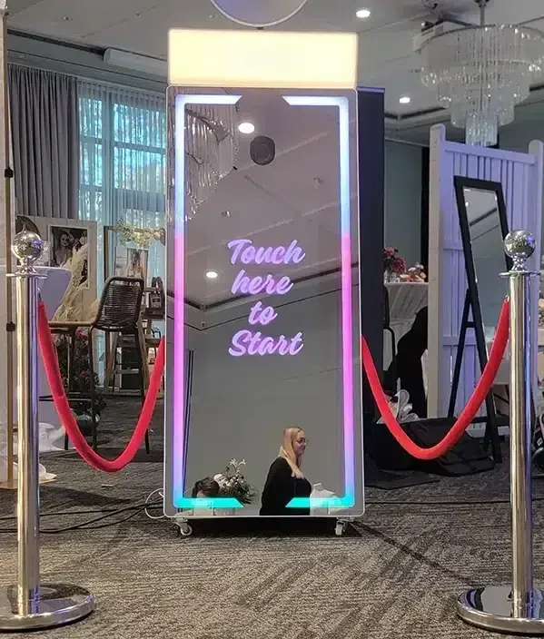 Fotospiegel Magic Mirror mit „Touch here to Start“ und roten Samtkordeln